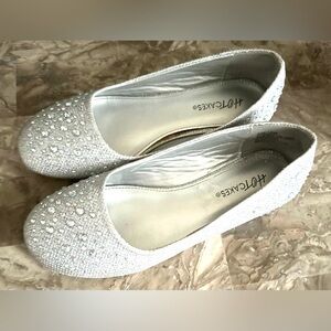 Big girl flat silver crystal beaded shoes size 1.5.